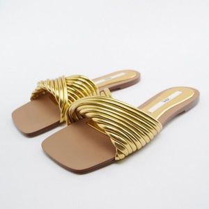 FLAT METALLIC SANDALS - Gold